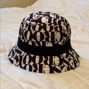 Crooks and castles bucket hat